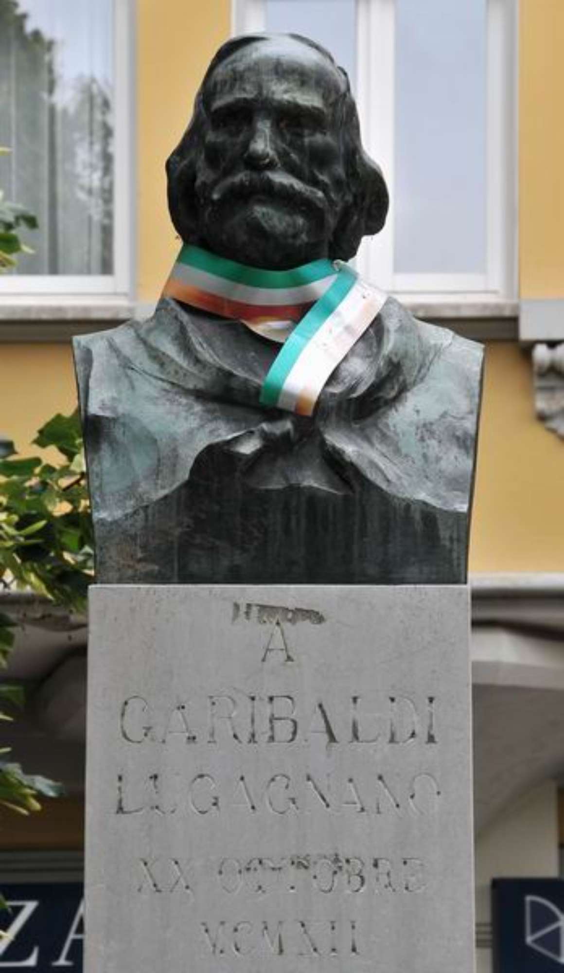 particolare del busto